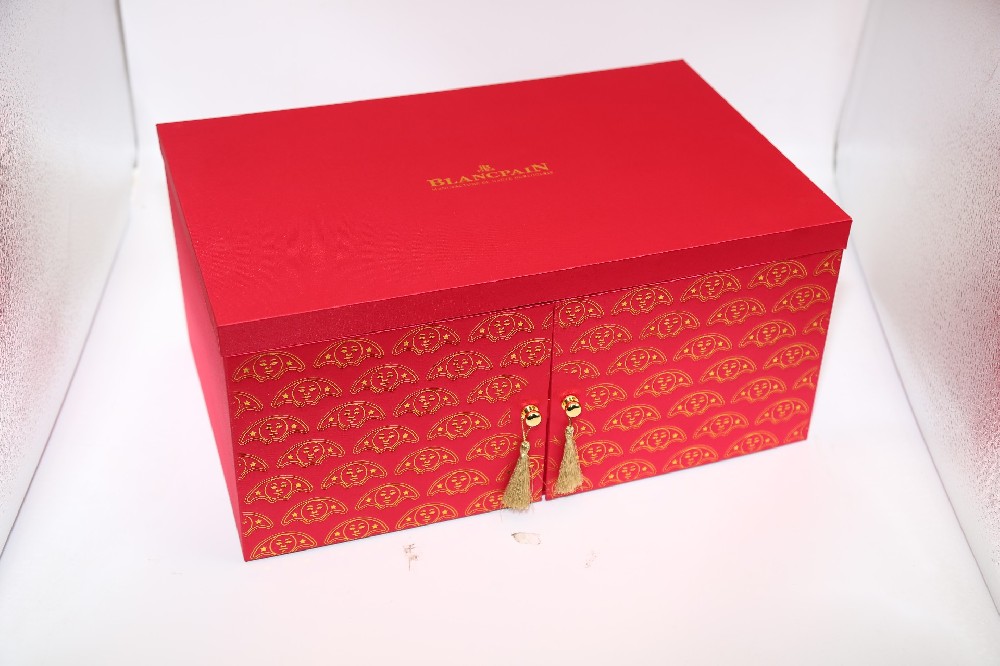 廣州包裝盒印刷廠- 專(zhuān)業(yè)印刷 以客戶(hù)為中心 文案5： 我們廣州包裝盒印刷廠引以為傲的是提供以客戶(hù)為中心的專(zhuān)業(yè)印刷服務(wù)。我們的目標(biāo)是要改善客戶(hù)的商業(yè)價(jià)值和品牌影響力。聯(lián)系我們了解更多詳情。